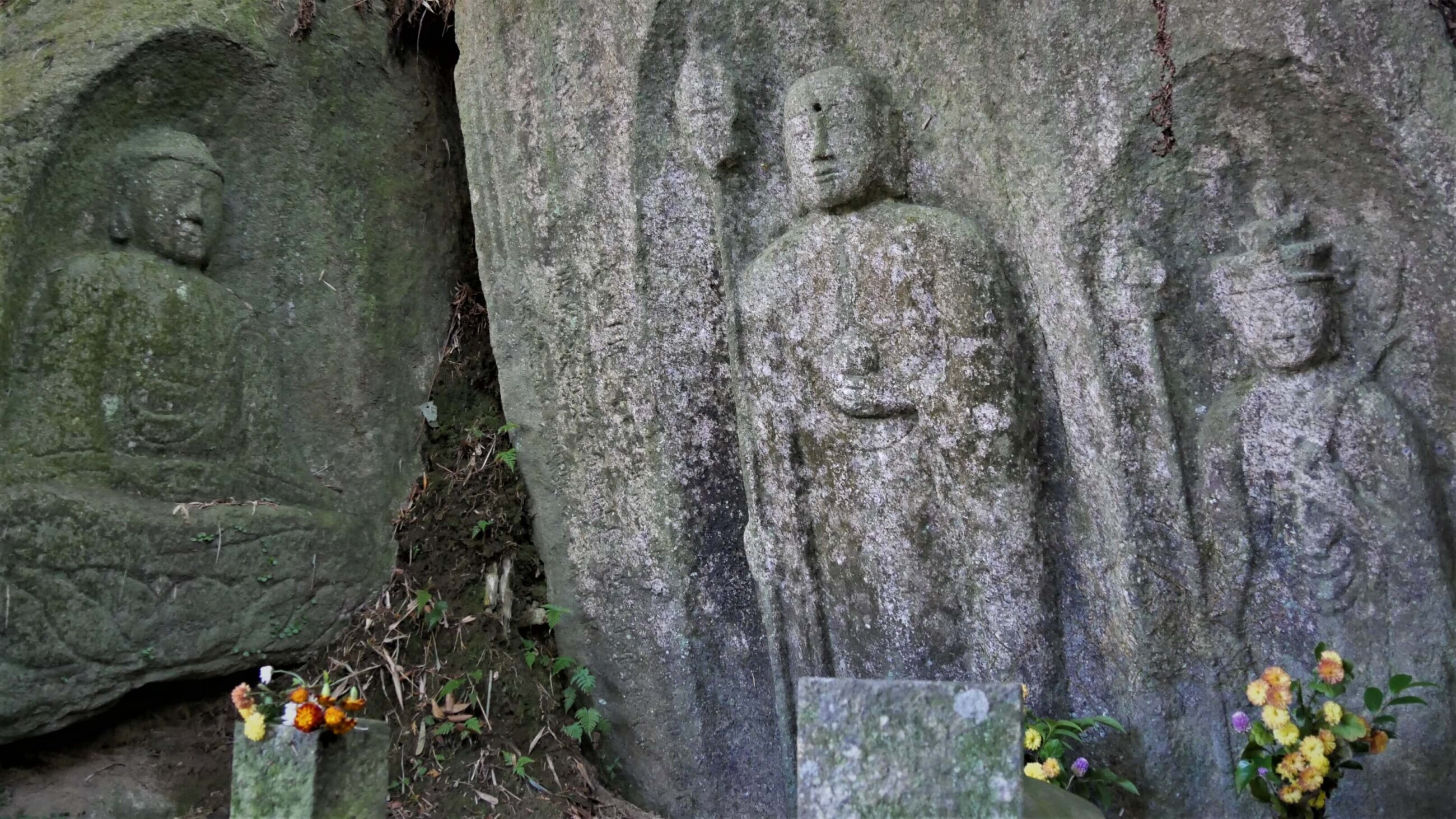 浄瑠璃寺近くの「藪の中三尊摩崖仏」