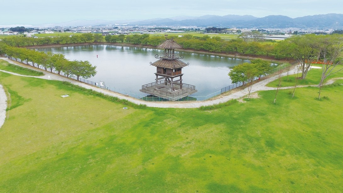 唐古・鍵遺跡史跡_唐古池と復元楼閣