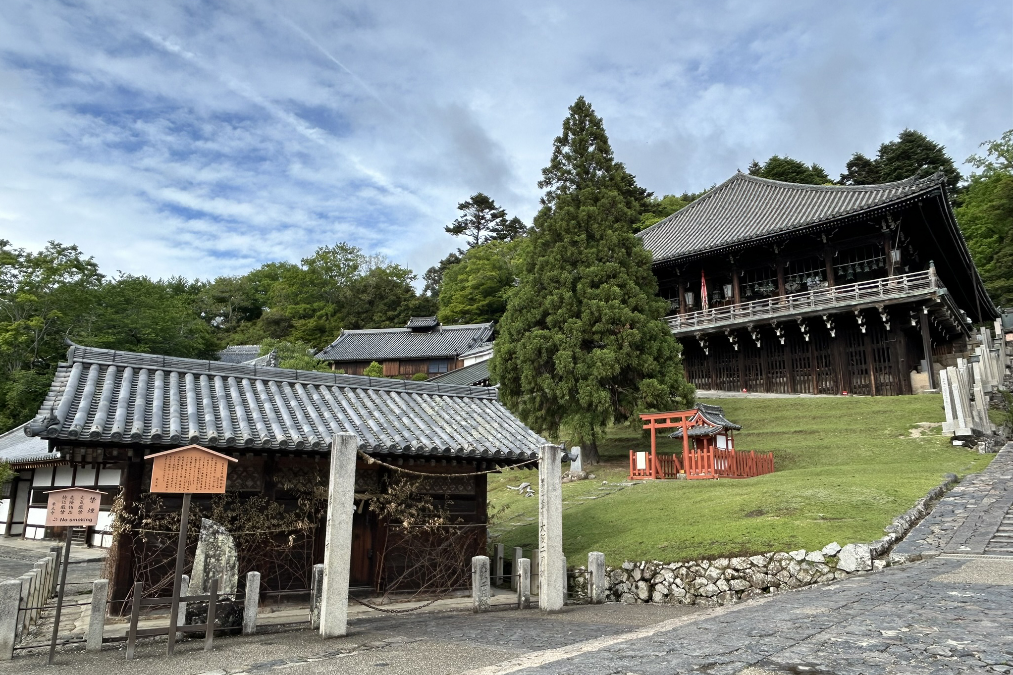 閼伽井屋(若狭井)と二月堂)