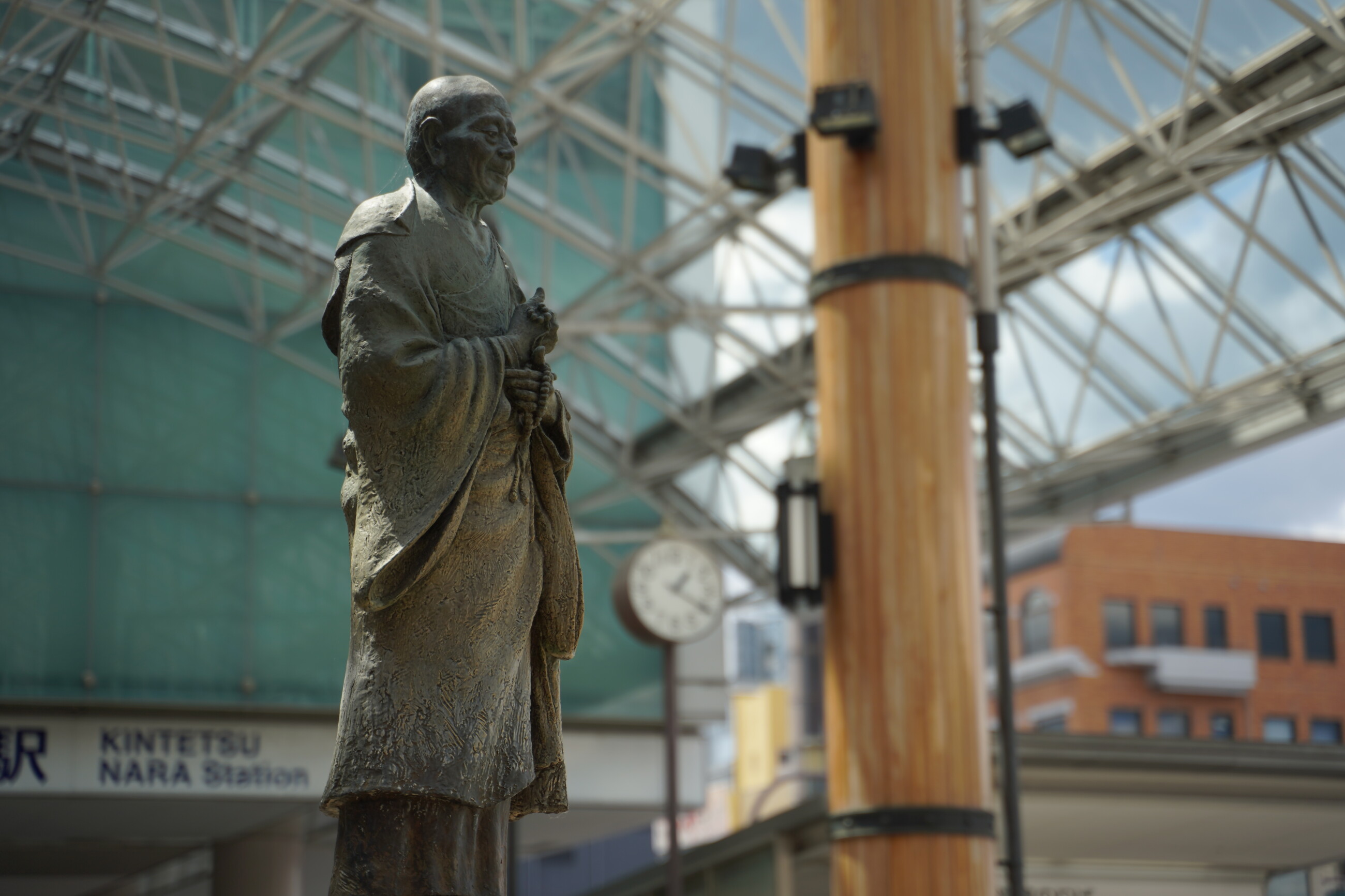 近鉄奈良駅前行基像