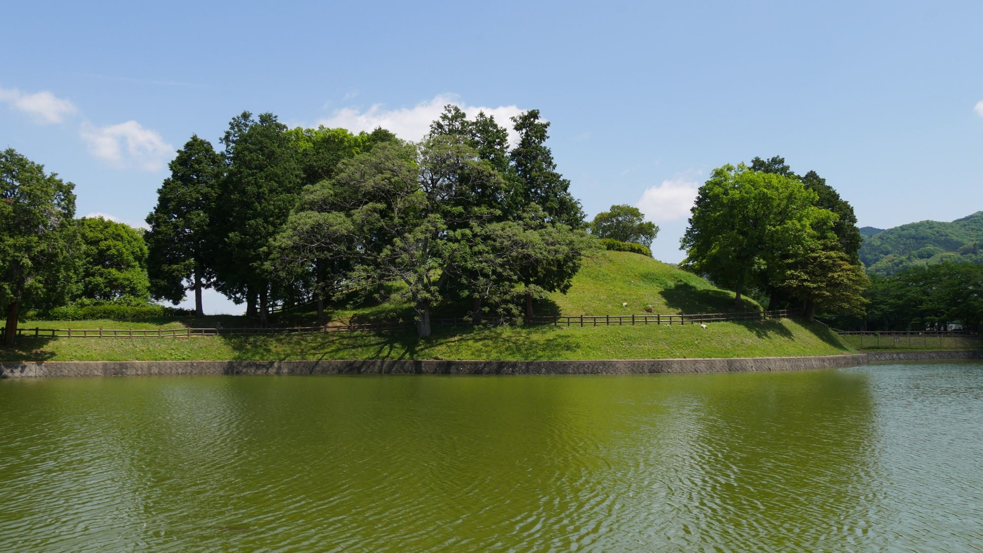 黒塚古墳（柳本公園）
