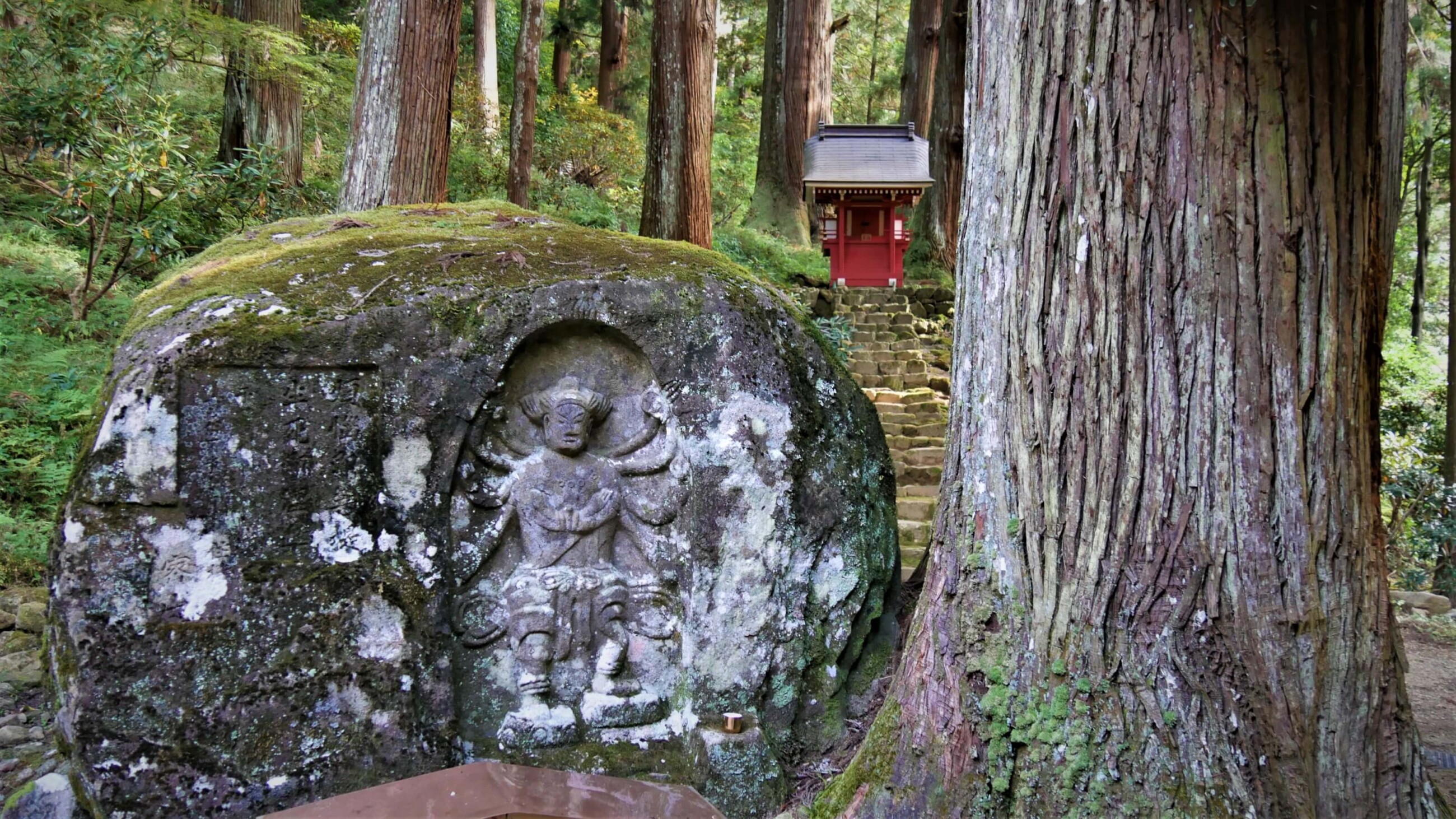 室生寺_金堂脇の軍荼利（ぐんだり）明王石仏と天神社