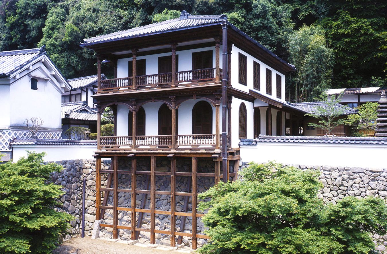 獅子閣「懸造」の全景（宝山寺提供）