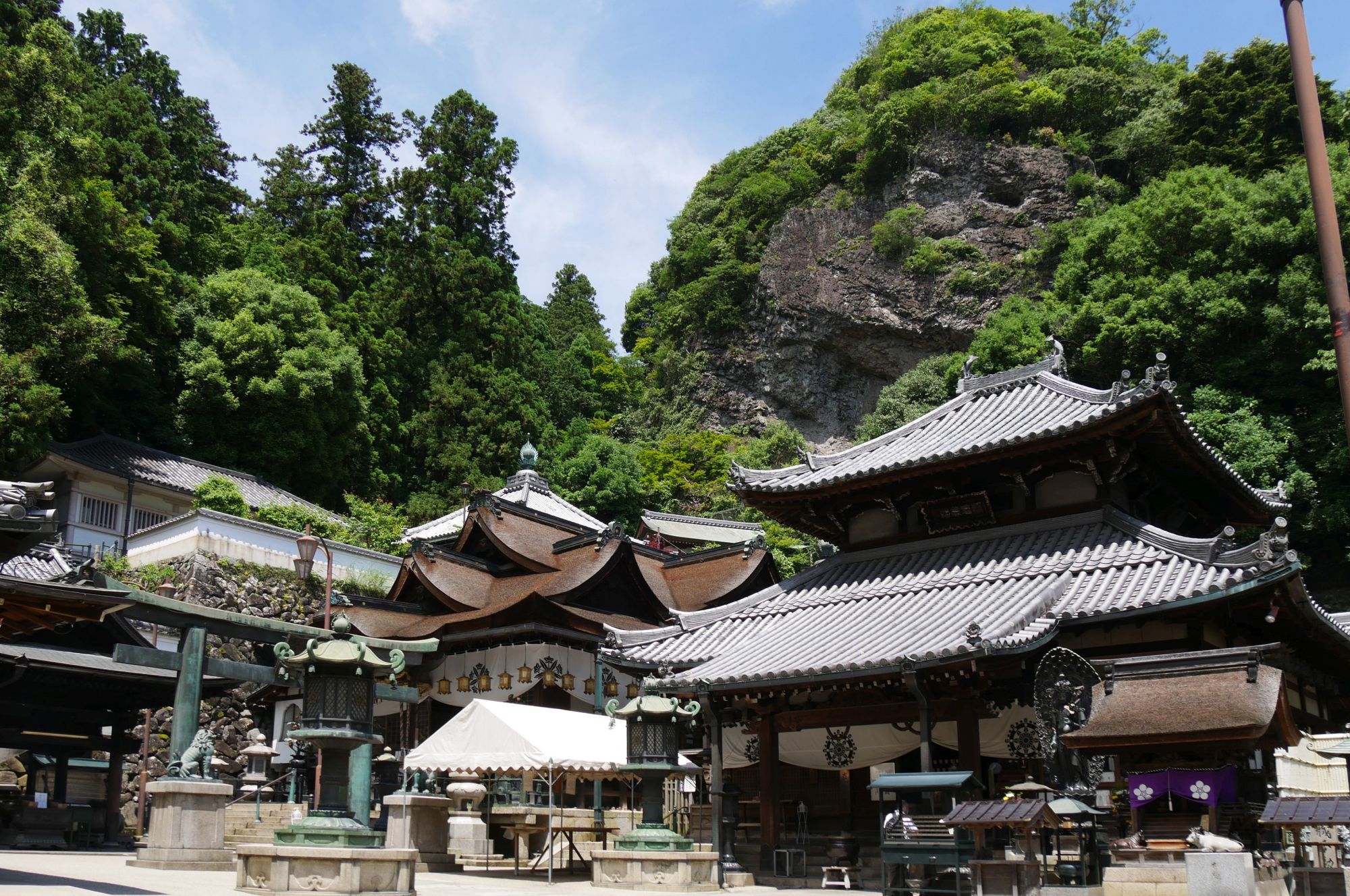 般若窟と宝山寺本堂（右）、聖天堂拝殿