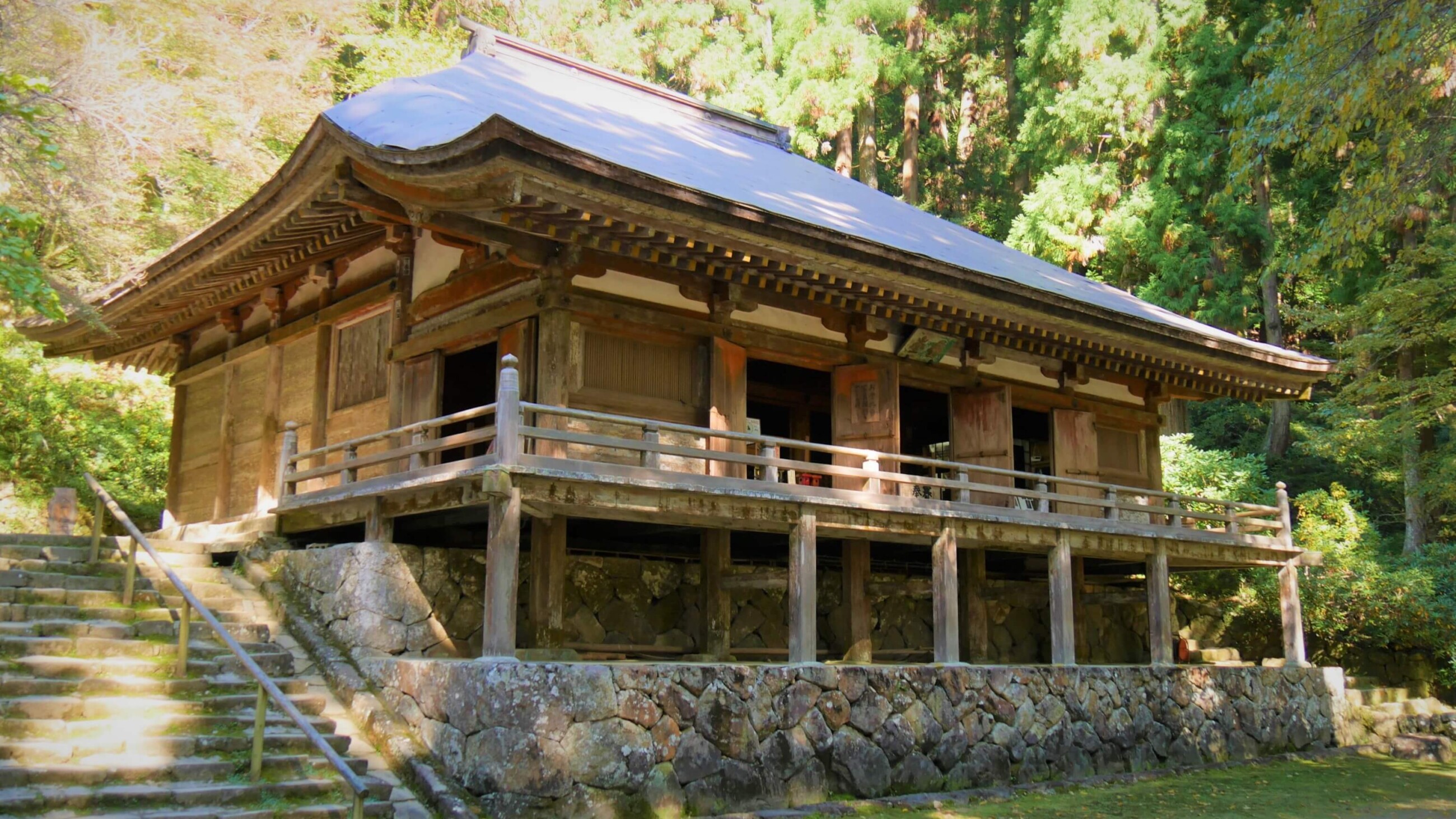 平安時代初期建立の金堂（国宝）