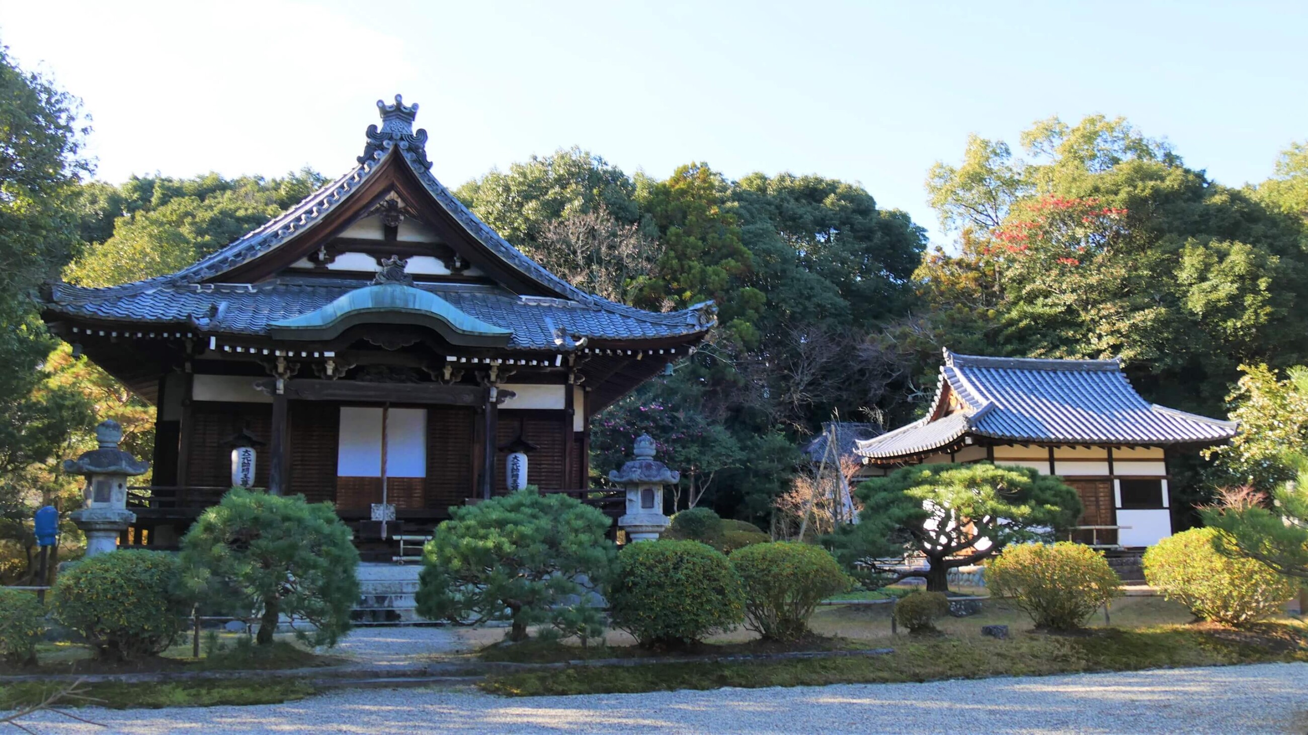 大元堂（左）と開山堂